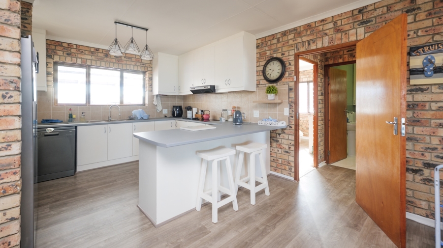 To Let 4 Bedroom Property for Rent in Oceanview Heights Western Cape